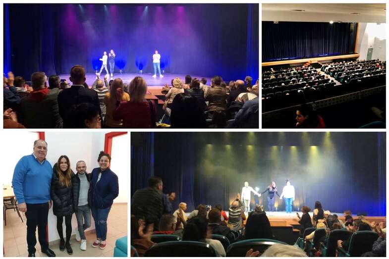 Momento del espectáculo y el concejal Juan Martel con las tres humoristas canarias (Foto TA)